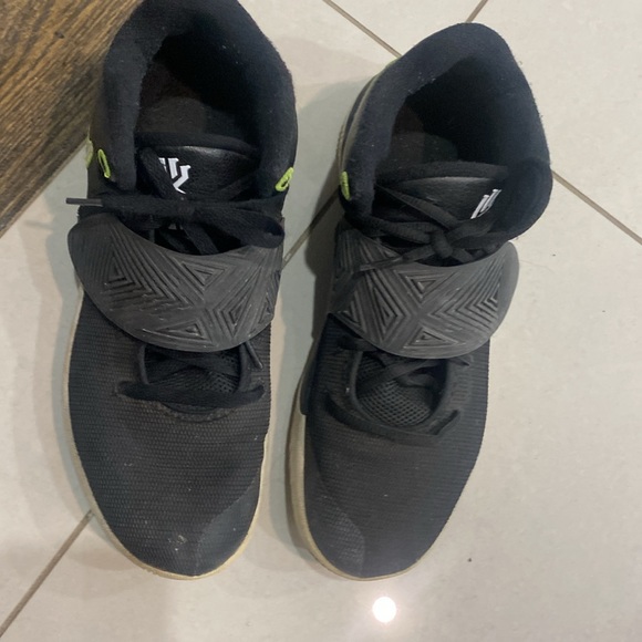 Nike Kyries - Picture 3 of 5